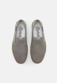 Graue Slippers aus Mesh-Obermaterial mit strukturierten Oberflächen und kontrastierenden Nähten. Sie verfügen über eine weiche Innensohle und eine flexible Sohle.