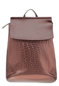 Sac à dos bronze en simili cuir effet peau de serpent texturée avec un rabat supérieur lisse et une poignée unique. Design épuré et minimaliste avec un léger éclat.