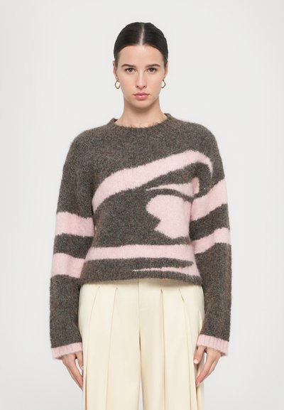 Brun og lyserød stribet sweater lavet af blødt materiale, med rund hals og lange ærmer, i en afslappet pasform og med elastiske manchetter.