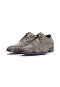 Geflochtene braune und graue gestreifte Schnürschuhe mit runder Spitze und Holzabsatz. Glatte Textur, minimalistische Akzente.