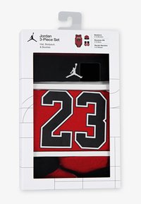 Jordan 3-delt sæt inkluderer en rød bodysuit med "23" i sort, sort hat og små støvler i samme farve som bodysuit'en, vist i emballage.