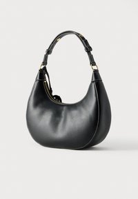 Μαύρη δερμάτινη τσάντα χειρός με καμπυλωτό σχήμα, ένα λουράκι, χρυσές μεταλλικές λεπτομέρειες και αντίθετες λευκές ραφές κατά μήκος των άκρων.