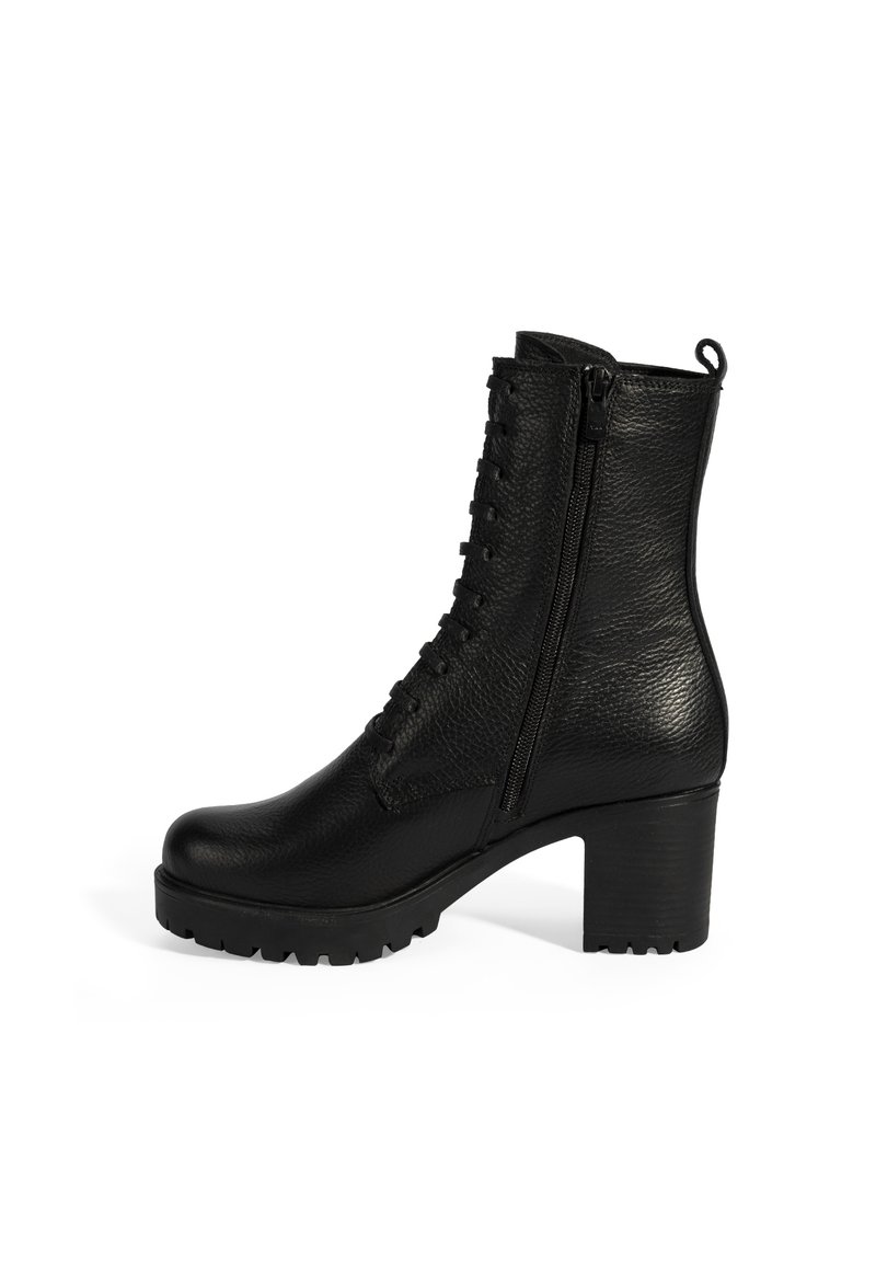 Zwarte leren enkelboot met een gestructureerde afwerking, vetersluiting aan de voorkant, zijrits en een robuuste hak. Stevige zool voor verbeterde grip.