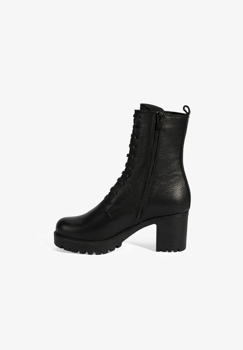 Zwarte leren enkelboot met een gestructureerde afwerking, vetersluiting aan de voorkant, zijrits en een robuuste hak. Stevige zool voor verbeterde grip.