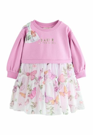 Robe rose à manches longues avec un nœud floral sur l'épaule, texte doré « Baker by Ted Baker » et jupe transparente à motifs papillons.