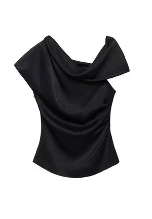 Crna majica bez naramenica s drapiranim izrezom, prilagođenog kroja i glatke teksture. Ima nabran detalj na bočnoj šavu.