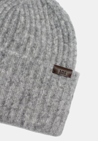 Berretto in lana grigia chiara lavorato a maglia con motivo a coste e piccolo etichetta in pelle marrone con impressa la scritta "MM" su uno sfondo bianco.