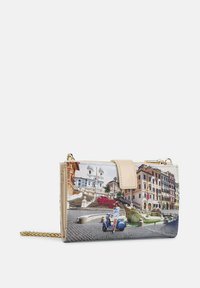 Portafoglio con una fotografia di una piazza scenica, caratterizzato da inserti in pelle color cammello, chiusura a scatto e tracolla a catena. Finiture con superficie testurizzata.
