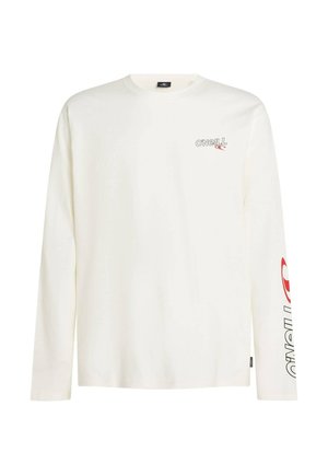 Chemise à manches longues en tissu de coton blanc. Présente un logo frontal et un texte graphique en noir et rouge sur la manche gauche. Design classique à col rond.