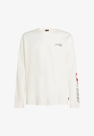 Chemise à manches longues en tissu de coton blanc. Présente un logo frontal et un texte graphique en noir et rouge sur la manche gauche. Design classique à col rond.