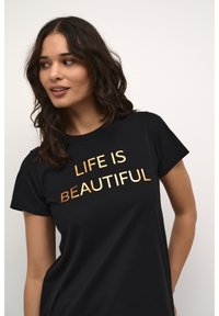 Schwarzes Baumwoll-T-Shirt mit goldenen metallischen Aufdruck, der "LIFE IS BEAUTIFUL" lautet. Kurze Ärmel und klassischer Rundhalsausschnitt.