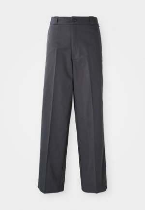 Pantaloni grigio scuro con un design a gamba dritta, dotati di chiusura con un singolo bottone, passanti per cintura e un tessuto liscio e texture.