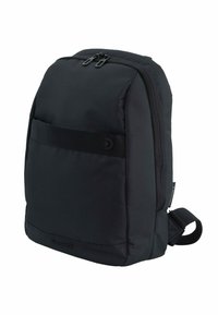 Schwarzer Stoffrucksack mit rechteckiger Form, ausgestattet mit einer Vordertasche, Reißverschluss und verstellbaren Trägern. Dezentes Logodetail am Boden.