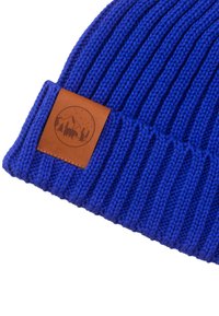 Niebieska prążkowana dzianinowa czapka z odwiniętym mankietem i brązową skórzaną naszywką przedstawiającą góry, drzewa i niedźwiedzia w okrągłym wzorze.
