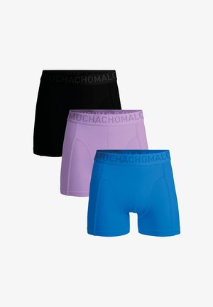 Három pár férfi boxer alsónadrág: egy fekete, egy levendula színű és egy kék. Mindegyik márkázott elasztikus derékpántra van varrva, amelyen a "MUCHACHOMALO" felirat szerepel.