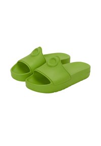 Zelené gumové sandály na klouzání s otevřenou špičkou, širokým páskem a kruhovými detaily; texturovaná podešev pro lepší přilnavost a stabilitu.