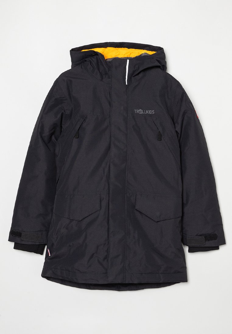 Schwarze wasserdichte Parka mit leuchtend gelbem Innenfutter, ausgestattet mit einer Kapuze, zwei Vorderaschen und verstellbaren Bündchen. Logo auf der Brust sichtbar.