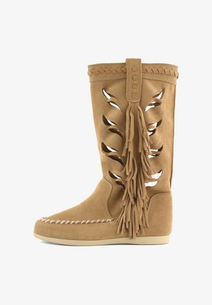 Bruine suède laarzen tot halverwege de kuit met laser uitgesneden bladmotieven, gevlochten rand, grote zijkwastjes, mocassin-achtige neusnaad en platte zool.