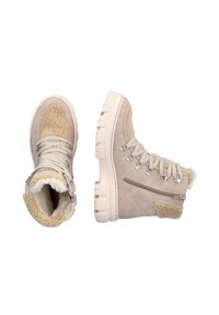 Bottes d'hiver en daim beige avec doublure en polaire crème, semelle en caoutchouc épaisse, fermeture éclair latérale, et devant lacé avec œillets en métal.