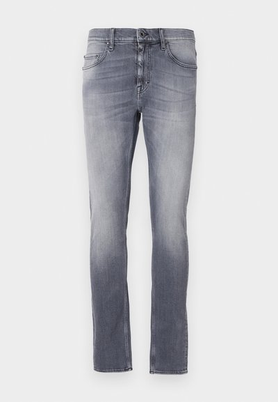 Graue Denim-Jeans mit einem verwaschenen Look, geradem Schnitt, fünf Taschen, Gürtelschlaufen und einem Metallknopfverschluss am Bund.