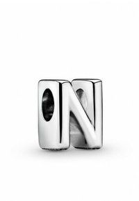 Charm de plata esterlina con forma de la letra "N", que presenta un acabado liso y pulido, y dos recortes circulares en lados opuestos.