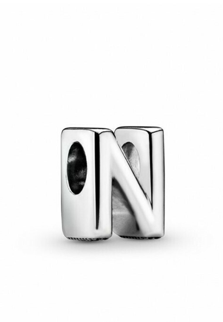 Charm de plata esterlina con forma de la letra "N", que presenta un acabado liso y pulido, y dos recortes circulares en lados opuestos.