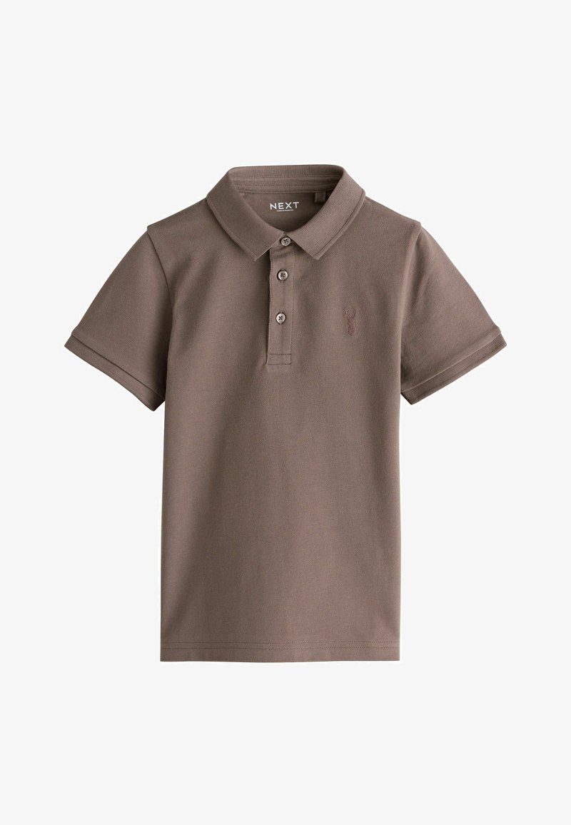 Polo marrón fabricado en algodón texturizado, con cuello, tapeta de tres botones y un pequeño logo bordado en el pecho.
