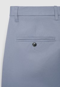 Pantaloni azzurri con una texture di tessuto liscia, una tasca posteriore a filetto con chiusura a bottone e passanti per cintura in vita.
