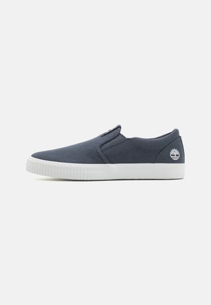 Marineblaue Leinenschlupfschuhe mit einer weißen Gummisohle und strukturierten seitlichen Akzenten; verfügt über ein kleines Logo an der Ferse.