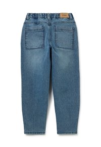 Pantalones de mezclilla con cintura elástica, de color azul medio, con dos bolsillos traseros y un diseño de pierna recta. La textura es suave.