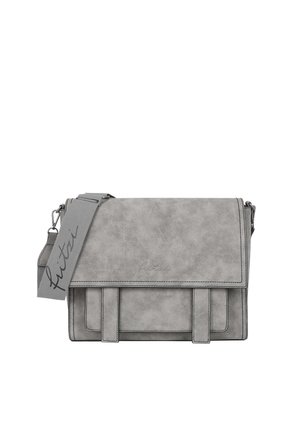 Sac bandoulière rectangulaire gris avec fermeture à rabat et large bandoulière réglable avec texte en écriture cursive.