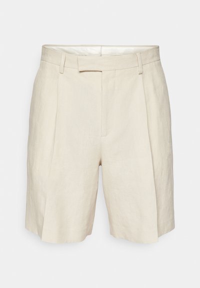 Shorts en lin beige avec un design à plissé sur le devant, une taille classique et une coupe ample. Le tissu a une finition texturée.
