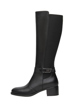 Schwarze kniehohe Stiefel aus glattem Leder mit einer strukturierten Blende und einem silbernen Schnallen-Detail am verstellbaren Riemen um den Knöchel.