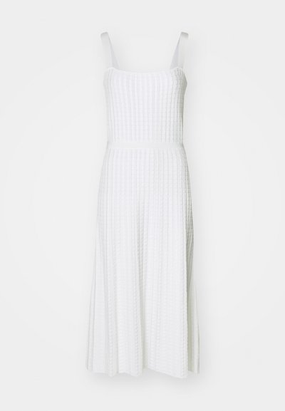 Vestido branco, sem mangas, com um padrão texturizado, corpete ajustado e saia evasé. Apresenta um tecido suave e um design de comprimento intermédio.
