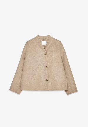 Beige langærmet uldjakke med tre knapper foran og en kravefri V-hals.