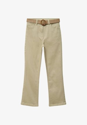 Beiget suoralahkeiset housut, joissa on etutaskut ja pyöreällä soljella varustettu kudottu vyö, esitettynä tasaisesti valkoisella taustalla.