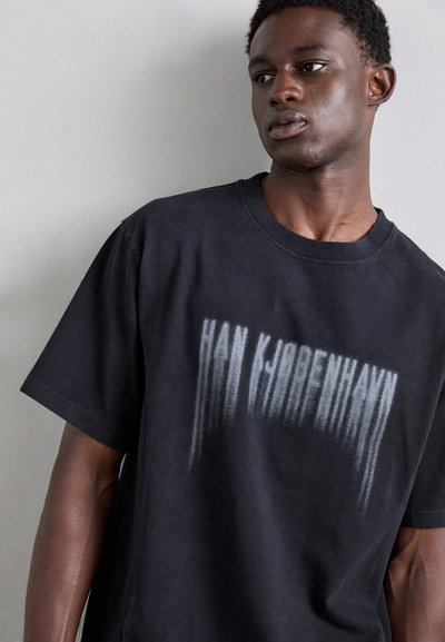 Han Kjøbenhavn FADED LOGO BOXY TEE - T-shirts med print - black