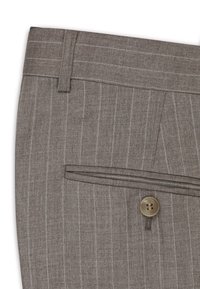 Brązowe spodnie w prążki z płaskim pasem, kieszeniami po bokach i zapięciem na guzik. Materiał wygląda na teksturowany i tkany.