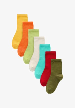 Ensemble de huit chaussettes en coton de différentes couleurs : jaune, orange, vert, blanc, bleu clair, rouge et vert foncé. Texture lisse, longueur cheville.