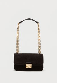 Czarna torebka zamszowa z złotym łańcuszkiem i prostokątnym kształtem. Posiada klapę z przodu i metalowe zapięcie.