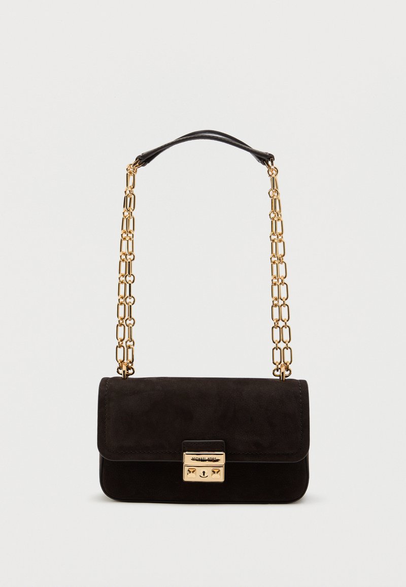 Czarna torebka zamszowa z złotym łańcuszkiem i prostokątnym kształtem. Posiada klapę z przodu i metalowe zapięcie.