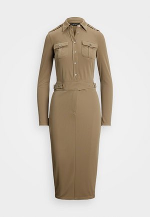 Bēšas krāsas garas piedurknes kleita ar pogu aizdari priekšpusē, krūšu kabatām, jostu viduklim un plecu uzgaļiem. Gluda, elastīga auduma. Taisna silueta.