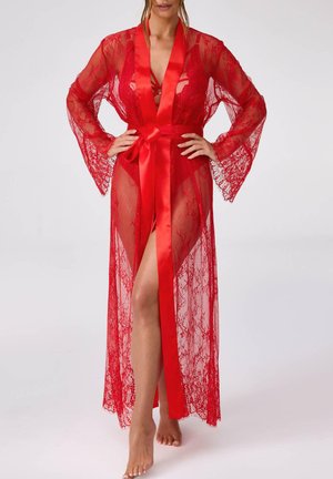 Czerwona szlafrok z koronki z długimi rękawami i satynowym paskiem w talii, z przezroczystymi sekcjami i misternymi wzorami koronki na całej powierzchni.