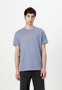 Μπλε βαμβακερό T-shirt με στρογγυλή λαιμόκοψη και κοντά μανίκια, διαθέτει λογότυπο κεντημένο στο αριστερό στήθος και άνετη γραμμή.