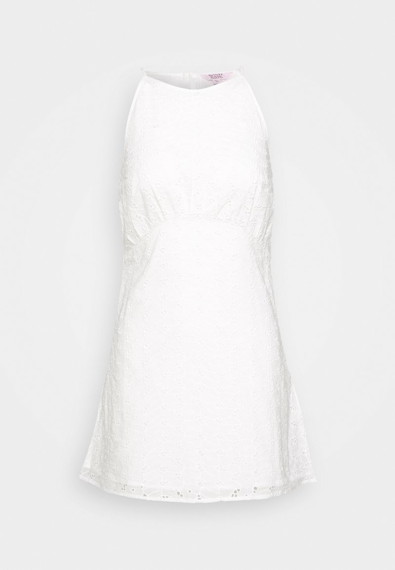 Bílé bezrukávové šaty s upnutým korzetem a rozšířenou sukní. Vyrobené z texturované tkaniny s květinovými vzory a krajkovým detailem na lemu.