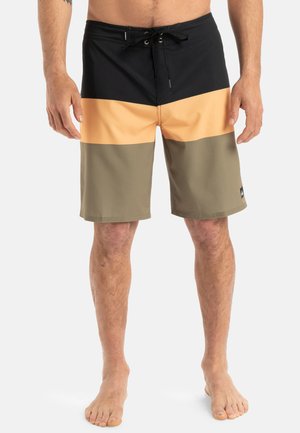 Badeshorts mit schwarzen, pfirsichfarbenen und olivgrünen horizontalen Streifen, aus leichtem Gewebe mit elastischem Bund und Kordelzug.