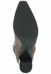 Botín de ante marrón hasta el tobillo con punta afilada, suela de goma plana y detalle de cremallera lateral. Talla marcada como 37 en la suela.