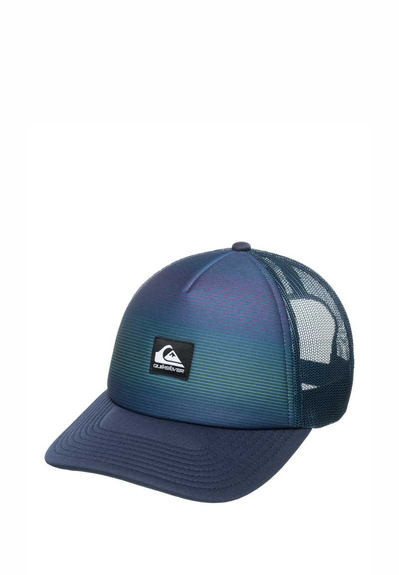Gorra de béisbol con degradado en azul y verde, panel frontal sólido, parte trasera de malla, visera curvada y un parche de logo negro. Superficie texturizada.