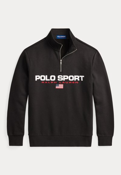 Μαύρο φούτερ με φερμουάρ μέχρι τη μέση με "POLO SPORT" σε λευκό, "RALPH LAUREN" σε κόκκινο και μια μικρή αμερικανική σημαία κάτω από το κείμενο μπροστά.