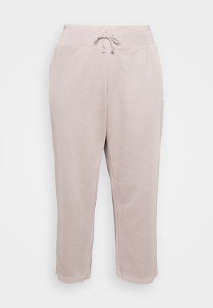 Jasnoróżowe spodnie dresowe z elastycznym paskiem, sznurkiem do regulacji oraz zwężającym się krojem nogawek. Miękka tkanina z delikatną teksturą i pojedynczym akcentem logo.